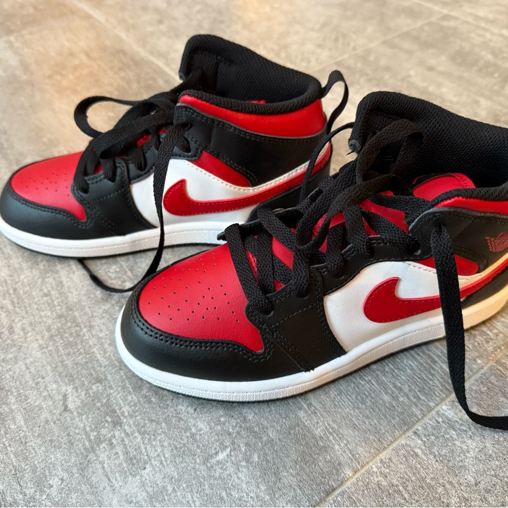 Youth Air Jordan 1 Mid - black/fire red/white - new